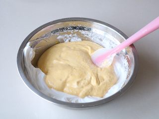 10、玉米面蒸糕,倒入剩下的蛋白霜里翻拌均匀;