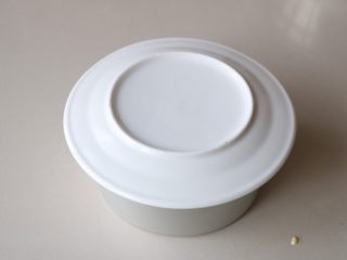 13、玉米面蒸糕,倒扣一个浅盘,开水上锅蒸30分钟左右;