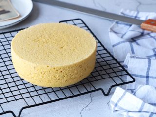 14、玉米面蒸糕,出锅后倒扣凉一会就好了;