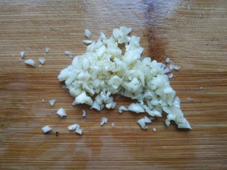 5、凉拌黄瓜卷,蒜切末