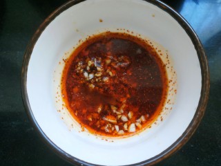 12、凉拌黄瓜卷,放入蒜末，加入适量盐，适量糖