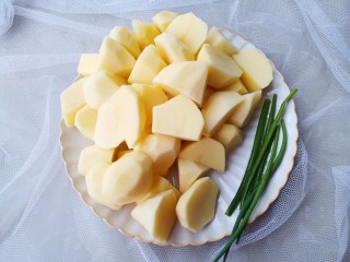 8、红烧土豆,2个大土豆去皮切滚刀块洗净泡水3分钟，