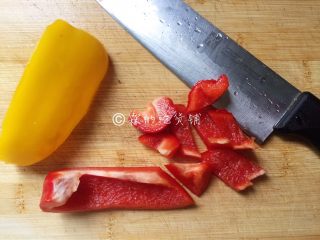 3、春的色彩 彩椒炒荷兰豆,彩椒洗净后，切小块