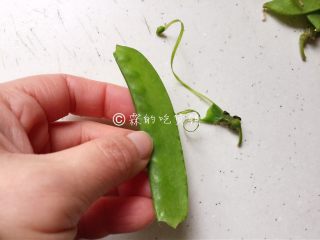 4、春的色彩 彩椒炒荷兰豆,荷兰豆掐去两头后再撕掉老茎，洗净
