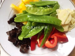 5、春的色彩 彩椒炒荷兰豆,黑木耳开水泡发后洗净，所有材料准备完毕