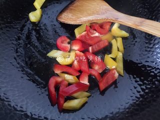 6、春的色彩 彩椒炒荷兰豆,起油锅，先下彩椒，翻炒