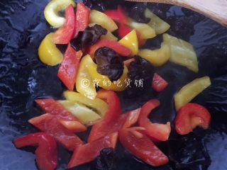7、春的色彩 彩椒炒荷兰豆,再依次放入黑木耳