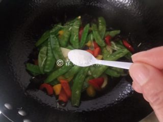 11、春的色彩 彩椒炒荷兰豆,放盐