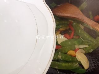 10、春的色彩 彩椒炒荷兰豆,加一点点的水，加盖焖煮2、30秒