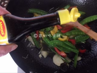 12、春的色彩 彩椒炒荷兰豆,可选择滴入几滴鲜味汁，翻炒均匀后，就可以出锅了