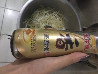 2、家常四川凉面,豆芽水分沥干，倒入香油拌匀，放入冰箱保鲜层