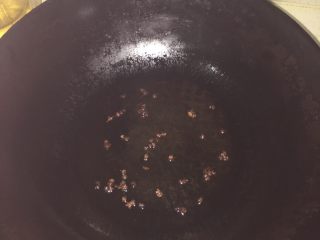 4、家常四川凉面,将麻椒粒倒入油中炸至闻到油味中参着麻香味，将麻椒捞出