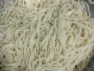 5、家常四川凉面,这时面也煮好了，捞出沥干水份，将前面炸好的麻椒油倒入面中，快速搅匀，然后拿到风扇下面，一边吹一边搅拌，使面条自然凉透。个人不建议过水快速变凉，沾了水的面没办法很好的裹住油份，同时在后期会缓慢渗水出来，非常影响口感