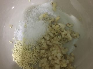 6、家常四川凉面,接下来是调料汁，蒜姜切细细的沫，注意蒜姜的比例是3：1，一小勺鸡精，半小勺盐，一勺白糖，加半杯温水化开搅拌均匀