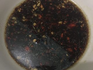 7、家常四川凉面,然后加一勺醋，两勺酱油，一勺花椒油，两勺老干妈（大家也可以自己炸一碗油辣子，配料是辣椒碎，花椒粉，白芝麻）我们家一贯都是老干妈代替所有辣椒????