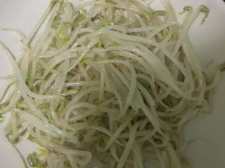 8、家常四川凉面,料办好了，从冰箱取出豆芽，铺一层在盘底，然后在上面铺一层面，放上切好的黄瓜丝