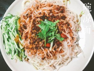 9、家常四川凉面,浇上料汁，撒上香菜段，完成