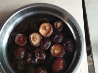 2、辣子鸡,干木耳和干香茹用清水泡好