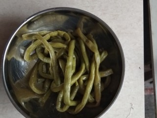 3、辣子鸡,酸豆角清洗干净