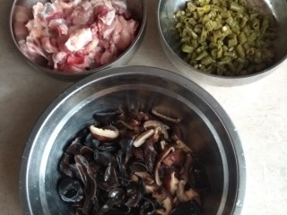 4、辣子鸡,将鸡肉斩成丁，酸豆角切丁，香茹，木耳切条