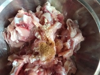 5、辣子鸡,腌制鸡肉(用少量的盐，鸡精，南德，料酒，一点花生油，再加一点嫩肉粉用手搅拌均匀，腌制半小时)