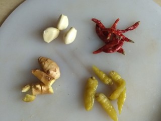 7、辣子鸡,蒜粒，姜，干红椒，小米泡椒