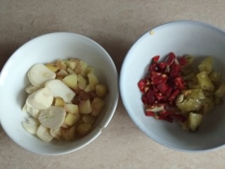 8、辣子鸡,将它们切好