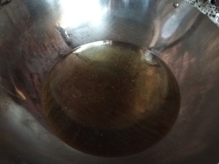 9、辣子鸡,把油倒入锅中烧热