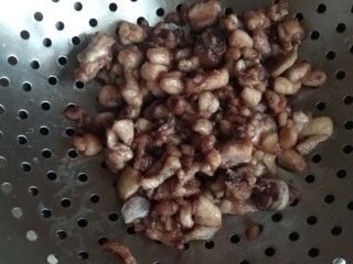 11、辣子鸡,炸成金黄色捞出