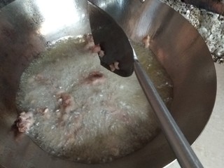 10、辣子鸡,腌制好的鸡肉倒入锅中