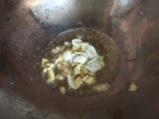 13、辣子鸡,蒜粒，姜片倒入里面