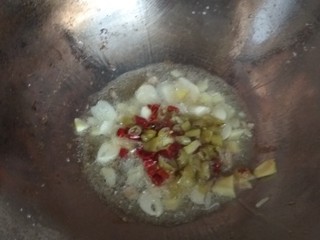 14、辣子鸡,再倒干红椒，小米泡椒