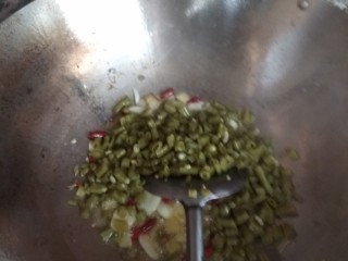 15、辣子鸡,再倒酸豆角炒几下