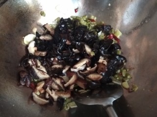 16、辣子鸡,再倒木耳，香茹炒几下，放一点盐