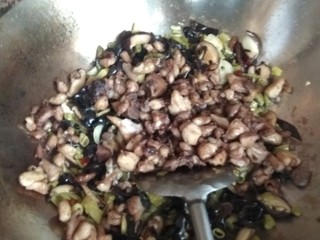 17、辣子鸡,把鸡内倒入里面爆炒几下