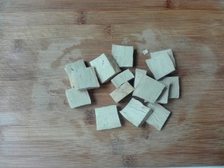 2、厨房挑战+素菜+红花配绿叶节节高(糕),香糕清洗干净切成片