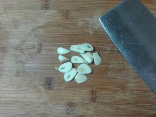 7、厨房挑战+素菜+红花配绿叶节节高(糕),蒜瓣去皮切片