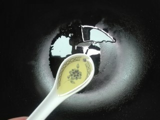 9、厨房挑战+素菜+红花配绿叶节节高(糕),热锅放一勺食用油