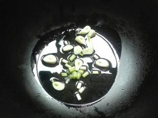 11、厨房挑战+素菜+红花配绿叶节节高(糕),放蒜片下锅煎出香味