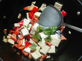 15、厨房挑战+素菜+红花配绿叶节节高(糕),放青椒下锅翻炒几下