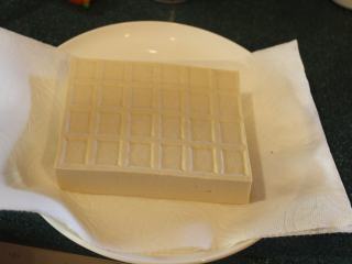 1、黑酱油+素食烧肉-酱烧豆腐,豆腐上下两面放上餐巾纸。