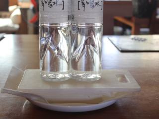 2、黑酱油+素食烧肉-酱烧豆腐,放上重物，压约30分钟，压出部分水分。