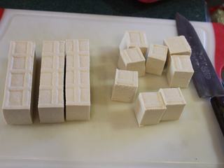 3、黑酱油+素食烧肉-酱烧豆腐,将压好的豆腐切成一口大小的方块。