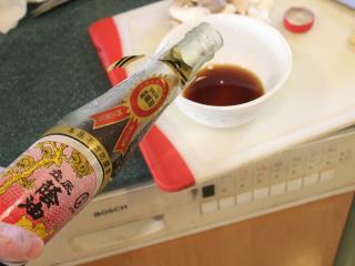 4、黑酱油+素食烧肉-酱烧豆腐,将酱油、糖、蜂蜜、麻油、米酒放入碗内。