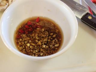 5、黑酱油+素食烧肉-酱烧豆腐,再加上辣椒、大蒜末、姜末调成酱汁备用。