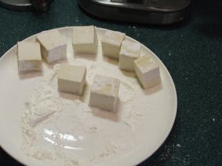 6、黑酱油+素食烧肉-酱烧豆腐,豆腐每面沾上薄薄一层太白粉。