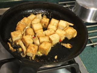 11、黑酱油+素食烧肉-酱烧豆腐,煮约1分钟，让豆腐都沾上酱汁，酱汁也几乎收干了。