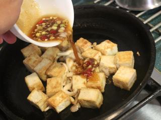 10、黑酱油+素食烧肉-酱烧豆腐,倒入备好的酱汁。