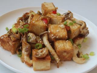 12、黑酱油+素食烧肉-酱烧豆腐,盛盘，洒上白芝麻和葱花。