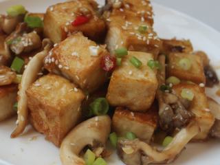 13、黑酱油+素食烧肉-酱烧豆腐,豆腐外酥内软，酱汁香又够味，好吃！